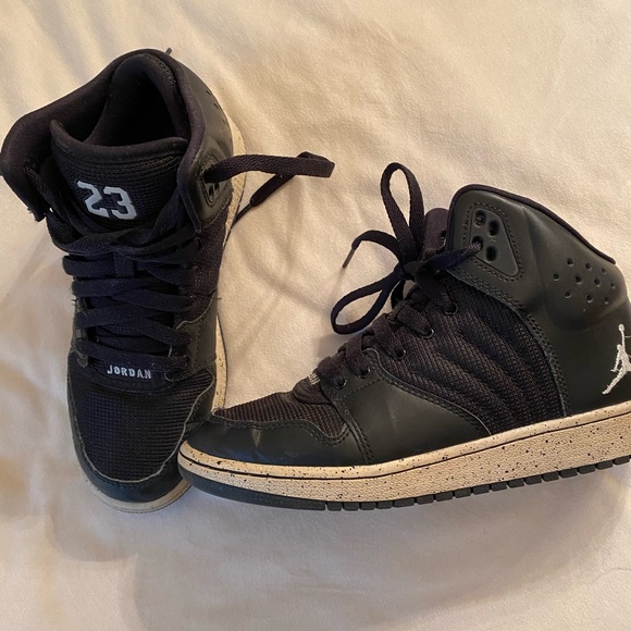 black jordans size 4